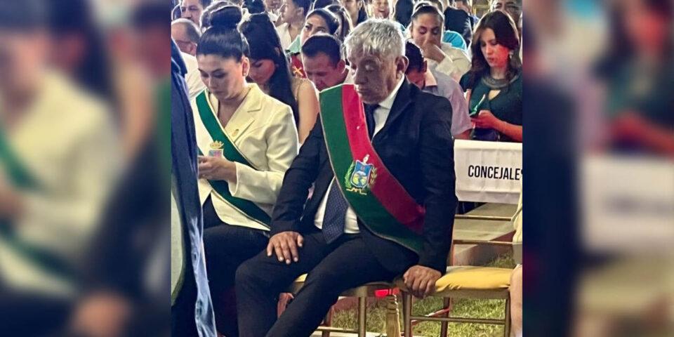 Califican como una "falta de respeto" de Arias el quedarse dormido durante actos por aniversario de Santa Cruz