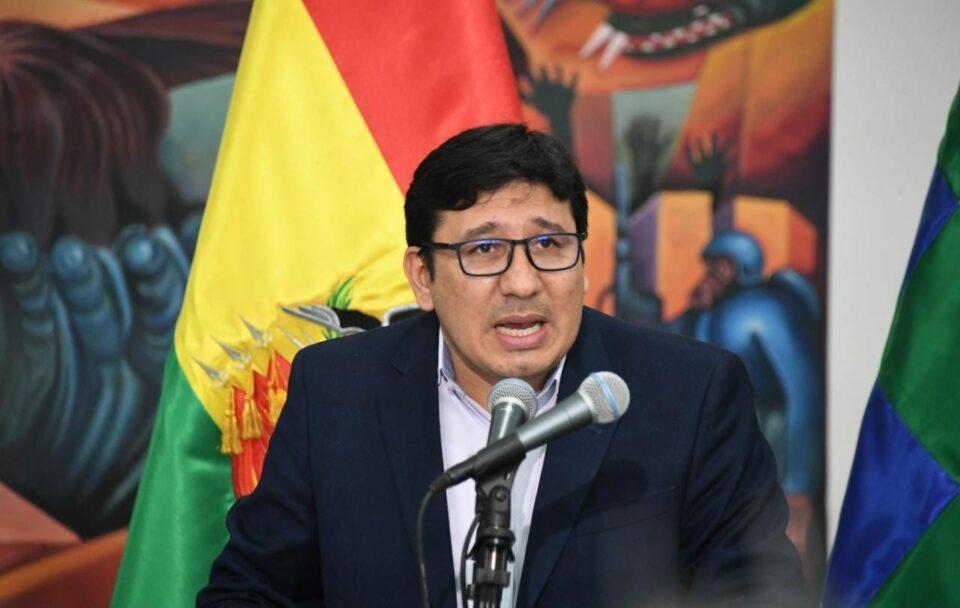 Ministro Molina visita universidades de Europa para ampliar programa de becas relacionadas con tecnología en litio