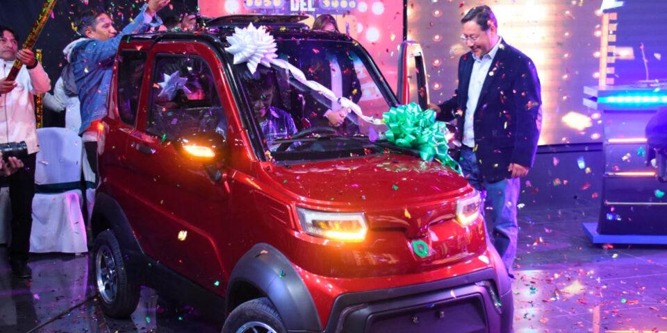 Arce premia a Josué Linares con un auto cero kilómetros por su triunfo en la Academia del Saber