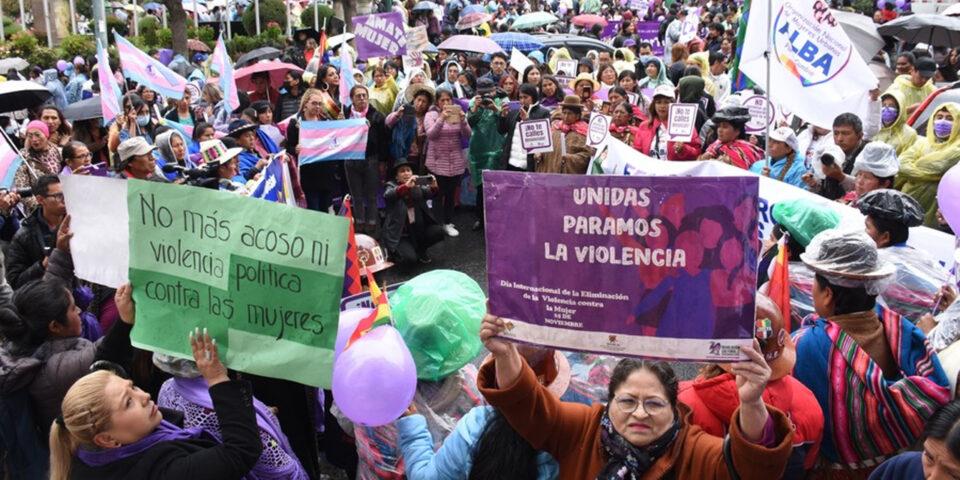 La Paz: Mujeres marchan pidiendo un alto a los feminicidios y la violencia de género