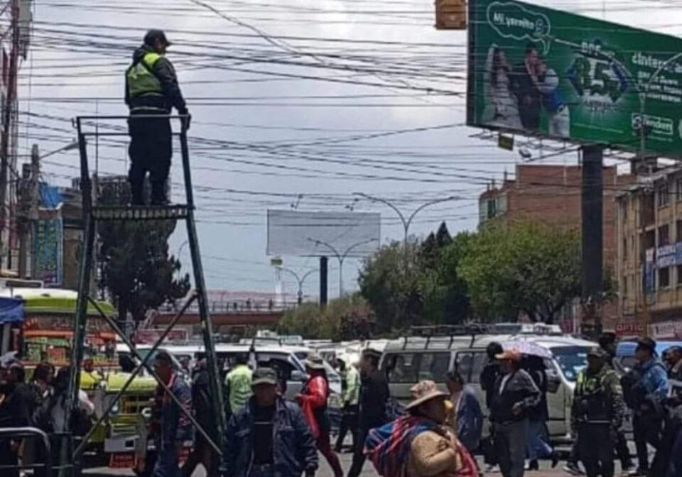 La Policía Boliviana refuerza seguridad en El Alto con torres de vigilancia en la zona céntrica