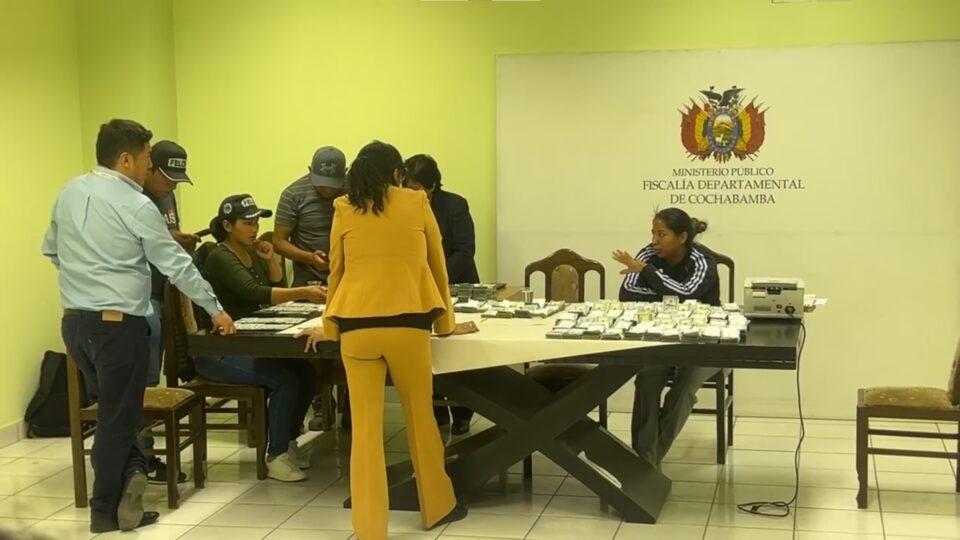 Policía incauta más de un millón de dólares en un vehículo de servicio público en Cochabamba
