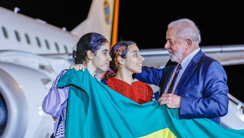 Lula recibe a brasileños evacuados desde Gaza