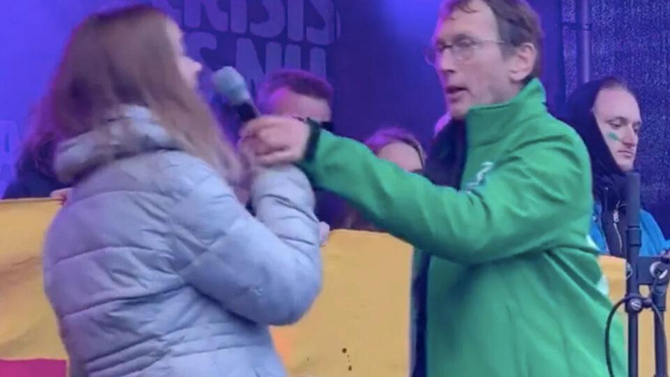Hombre intenta quitarle el micrófono a Greta Thunberg mientras hablaba sobre Palestina