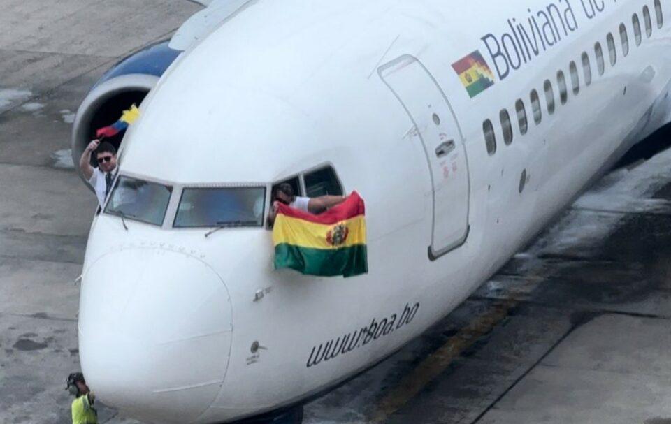 Ministro de Transporte de Venezuela recibe vuelo inaugural de Boliviana de Aviación