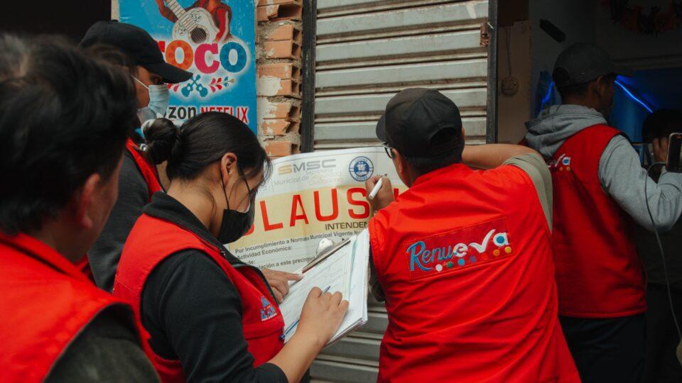 El Alto: Intendencia halla desde orin hasta alcohol en minicines