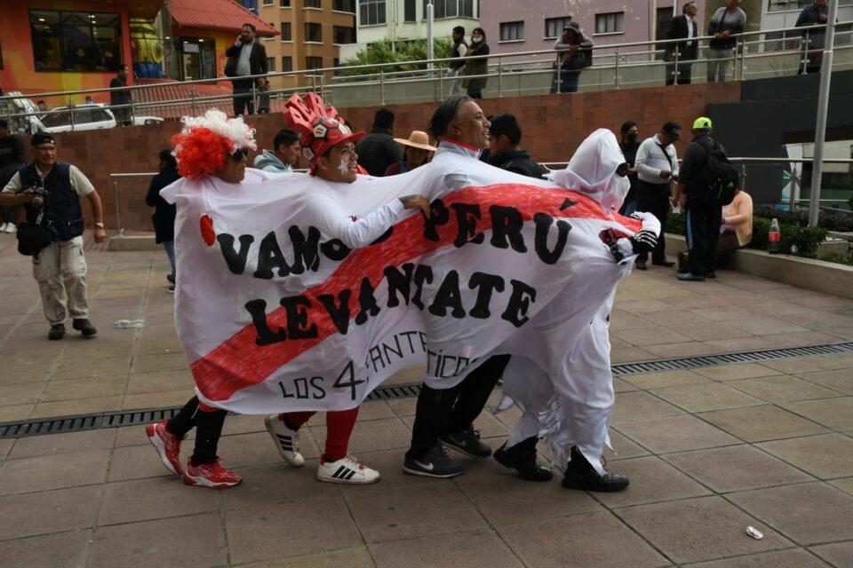 Hinchas de la selección peruana llegan a La Paz para asistir al partido Bolivia vs Perú