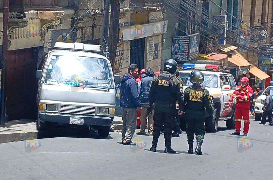 Un adulto mayor fallece tras ser atropellado por un minibús en una calle céntrica de La Paz