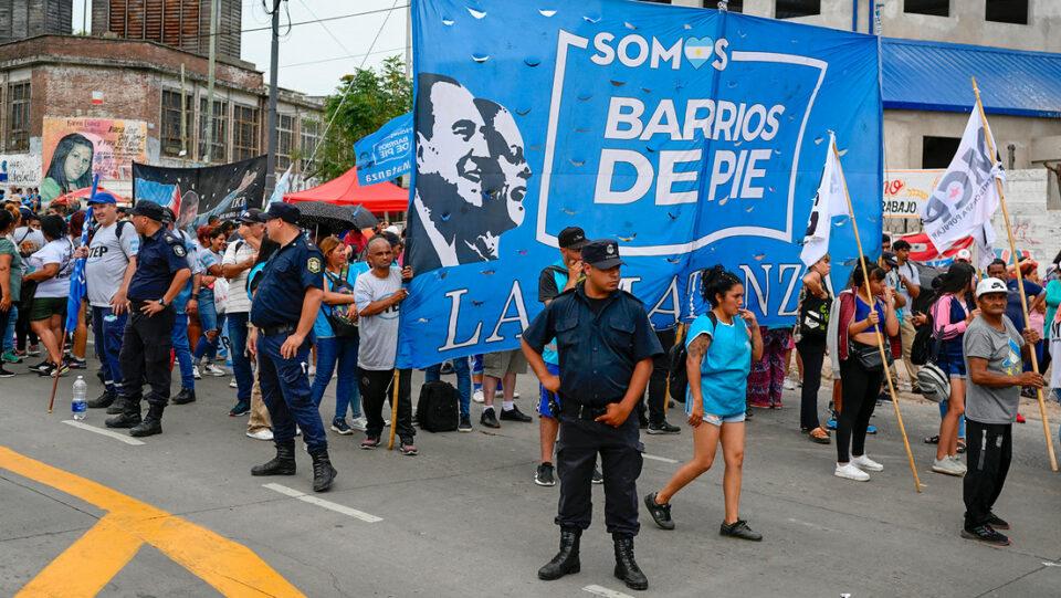 Protestas sociales se llevan a cabo fuera del hotel donde se hospeda Javier Milei