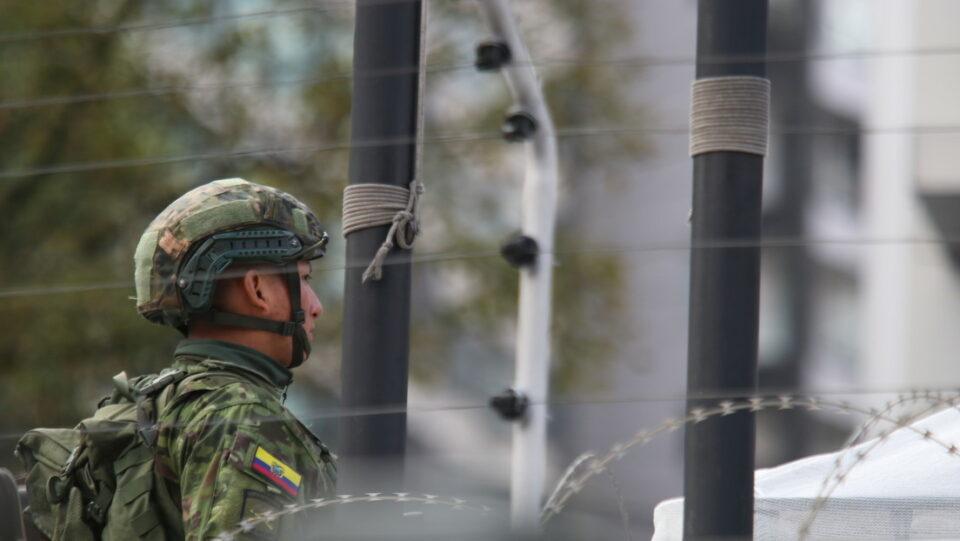 Ecuador vive su primer día bajo estado de excepción con secuestros de policías, incendios y fugas