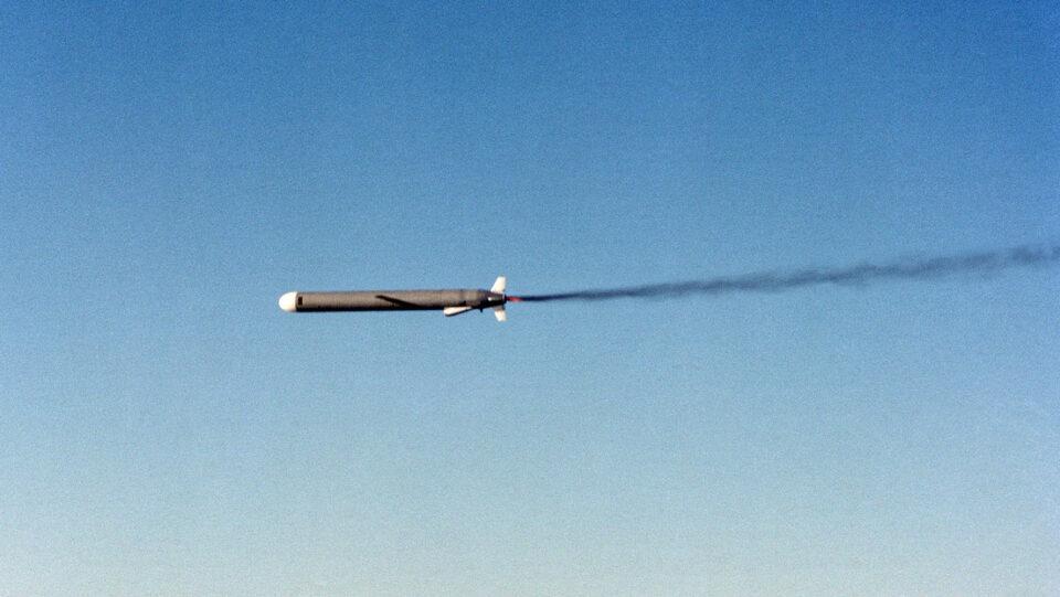 EE.UU. utilizó más de 100 municiones guiadas contra los hutíes en Yemen