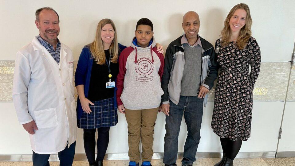 Innovadora terapia genética ayuda a un niño con sordera congénita a escuchar por primera vez