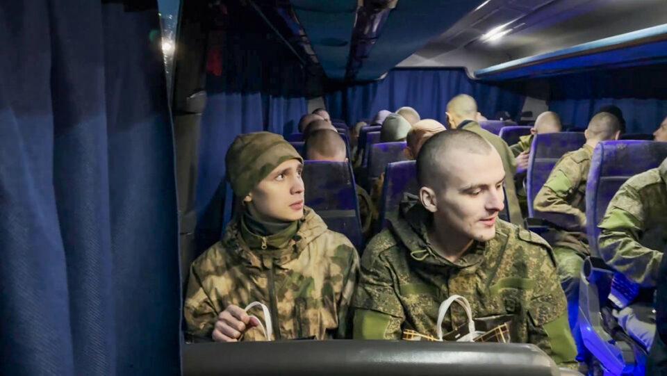 Rusia y Ucrania intercambian prisioneros militares