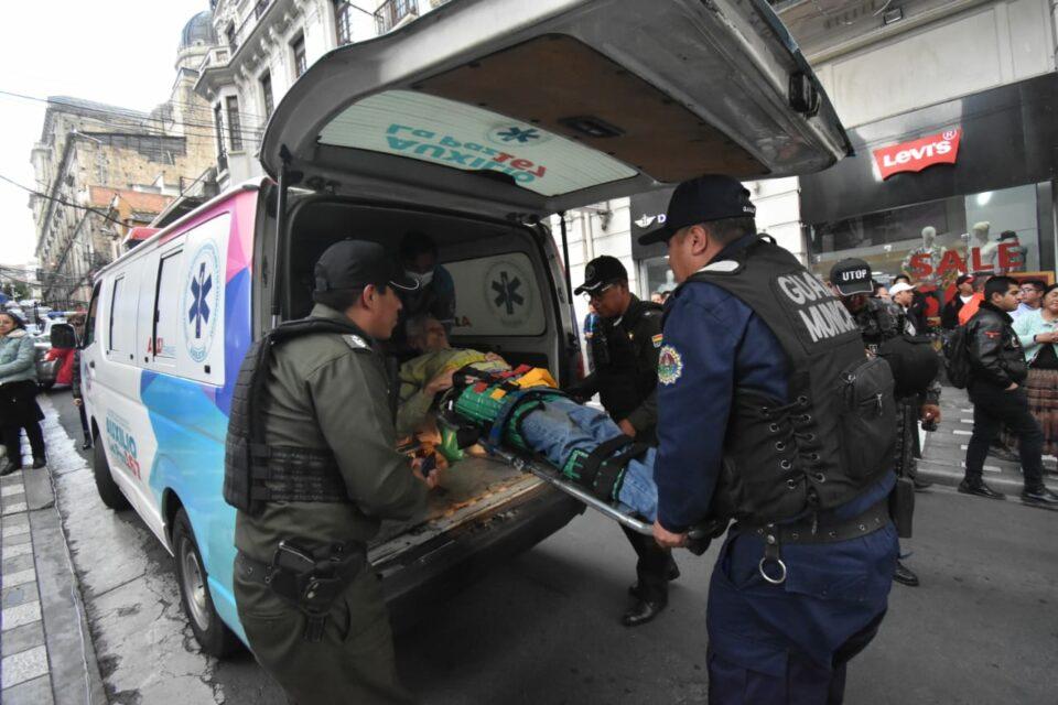 Un vehículo sin conductor se deslizó por la calle Socabaya y arrolló a dos peatones