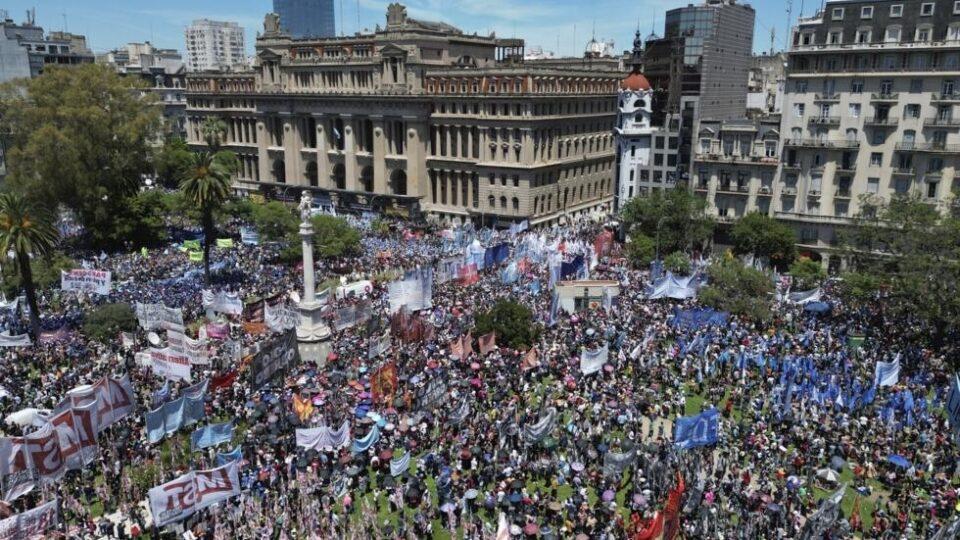 Miles de personas se reunieron este miércoles en la plaza del Congreso de Buenos Aires, a causa de la huelga general que desafía al presidente Milei a solo mes y medio de su llegada al Gobierno.