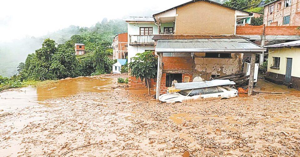 Pobladores afectados por la riada y mazamorra en la Asunta son evacuados a albergues