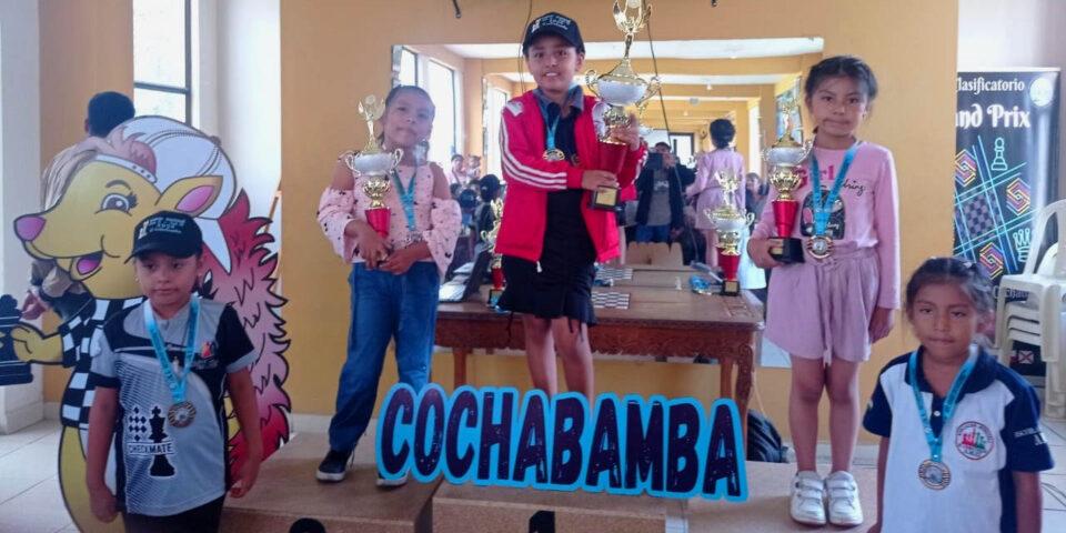 Los ajedrecistas cruceños Caely El-Hage, Santiago Cabrera (ambos en Sub-14) y Selina Guerra, además del cochabambino Adler Mamani (Sub-8), competirán en el Festival Panamericano de la Juventud que se disputará en Estados Unidos al ser los mejores del Nacional Clasificatorio que se llevó a cabo el último fin de semana. INICIO DEL TORNEO El viernes arrancó el certamen que se desarrolló en Cochabamba, donde participaron 83 ajedrecistas (48 varones y 35 damas). Compitieron a 7 rondas de 60 minutos más 30 segundos de incremento por movimiento. Fue un intenso evento porque solo los campeones de cada categoría se clasificaron como ajedrecistas oficiales para el Festival Panamericano que se desarrollará del 14 al 20 de julio. LOS CLASIFICADOS El-Hage fue la mejor de damas en Sub-14 al terminar con 6 puntos. Fue escoltada en el podio por la potosina Keyla Iporre y la valluna Renata Villegas (ambas con 5). Cabrera venció en la masculina con 6 unidades, seguido por el cruceño Jhon Laura (5,5) y el paceño Miguel Yujra (5). GUERRA, INVICTA Guerra terminó invicta en el Sub-8 femenino con 6,5 puntos. Detrás de ella se ubicaron su coterránea Tabita Acapa y la potosina Kirna Iporre (5). Mientras que Mamani destacó en varones Sub-8 con 6. El orureño José Ruiz fue segundo y el paceño Asbel Salgueiro acabó tercero (los dos con 5,5).