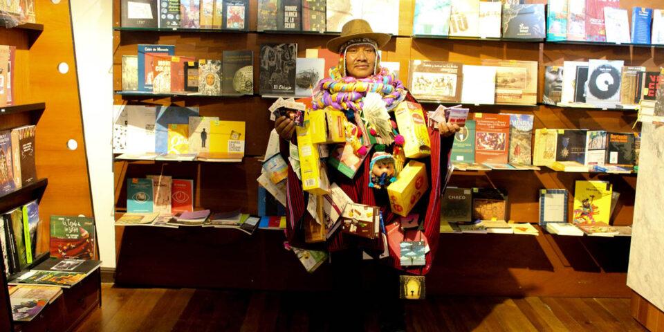 Las Alasitas también llegan a la Ch'iti Feria del Libro