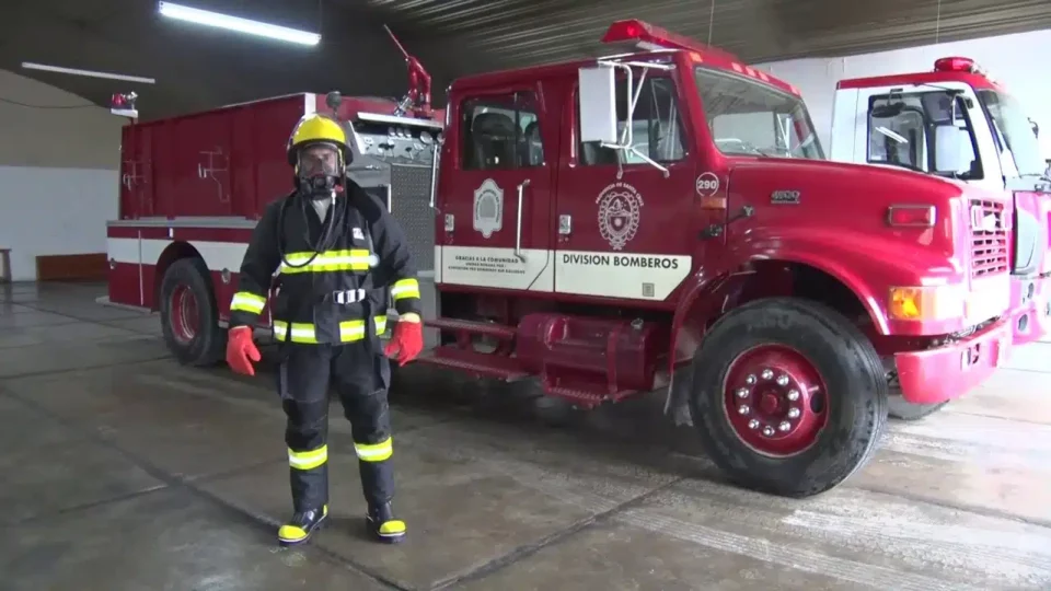 Bomberos rescatan a dos niños de un incendio en la ciudad de La Paz