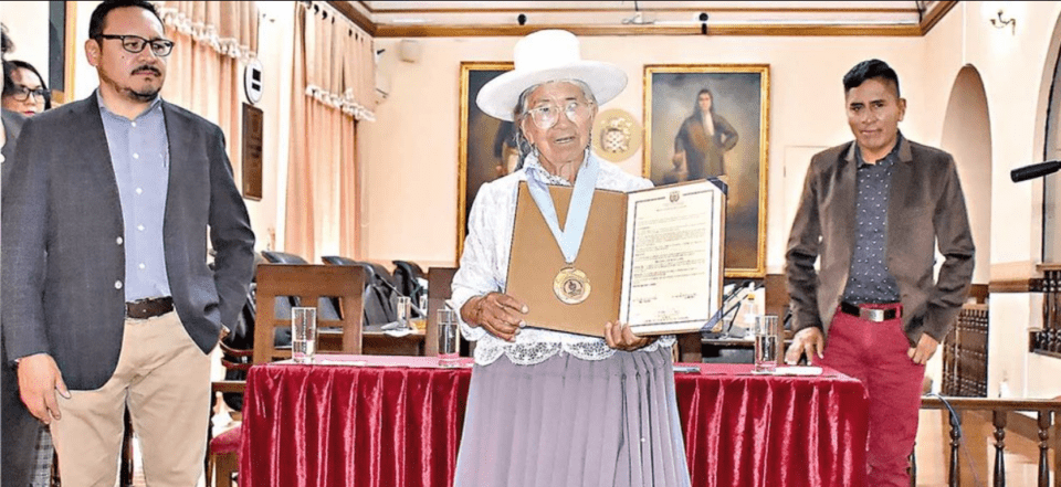 Encarnación Lazarte Zurita recibe la Condecoración Orden Sol de Septiembre