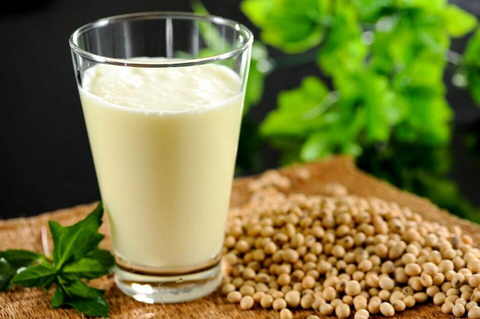 ¿Qué beneficios tiene consumir leche de soya?