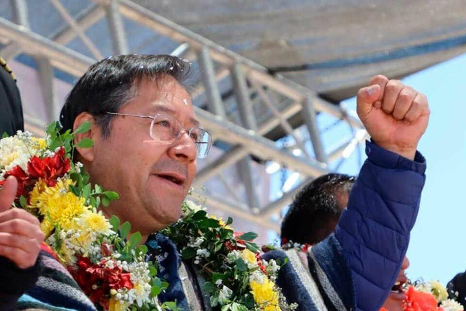 El presidente Luis Arce entrego tres tinglados para unidades educativas en el marco del 198 aniversario de la provincia Tapacarí y comprometió la construcción de un puente