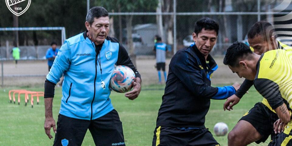 Cinco clubes bolivianos optaron por contratar entrenadores nacionales