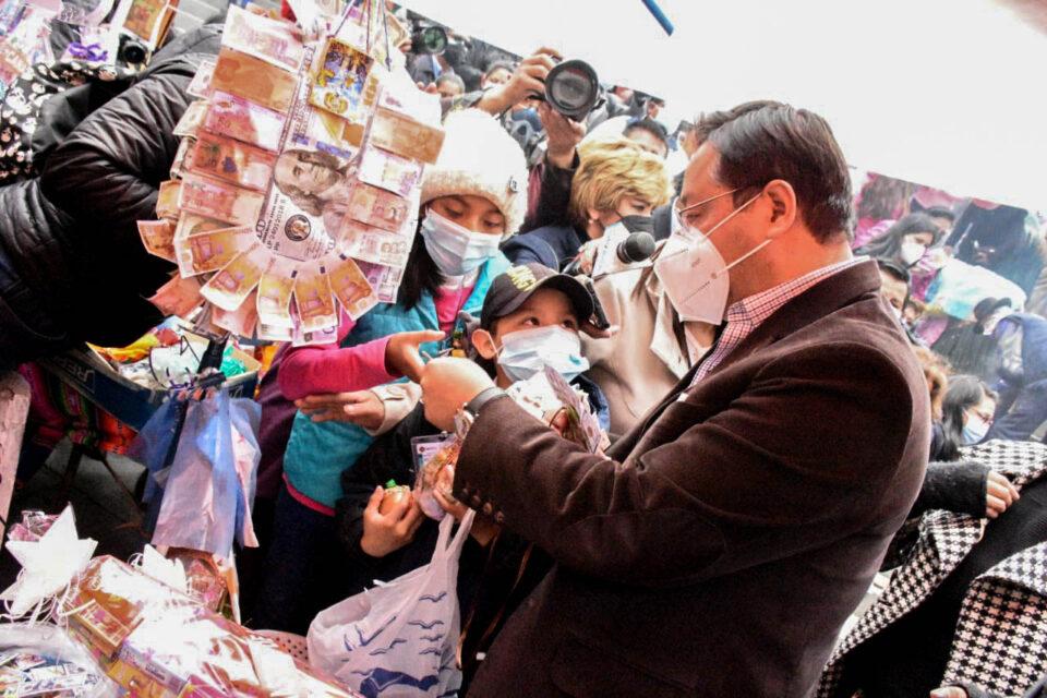 El presidente Arce celebra la fiesta de la Alasita 2024 en la Plaza Murillo