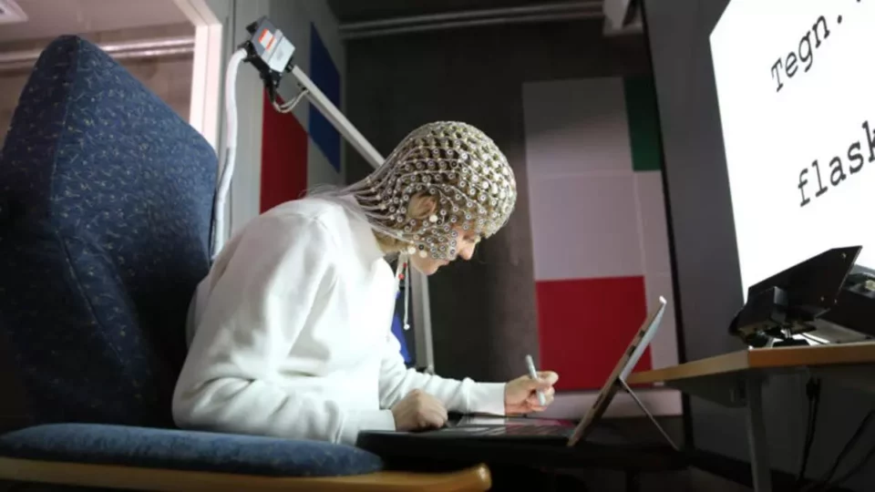 Estudios revelan que escribir a mano ayudan a las conexiones cerebrales