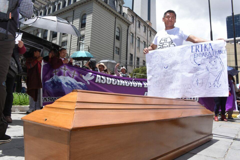 Dueños de funerarias piden la destitución de la Directora Municipal de Cementerios de La Paz