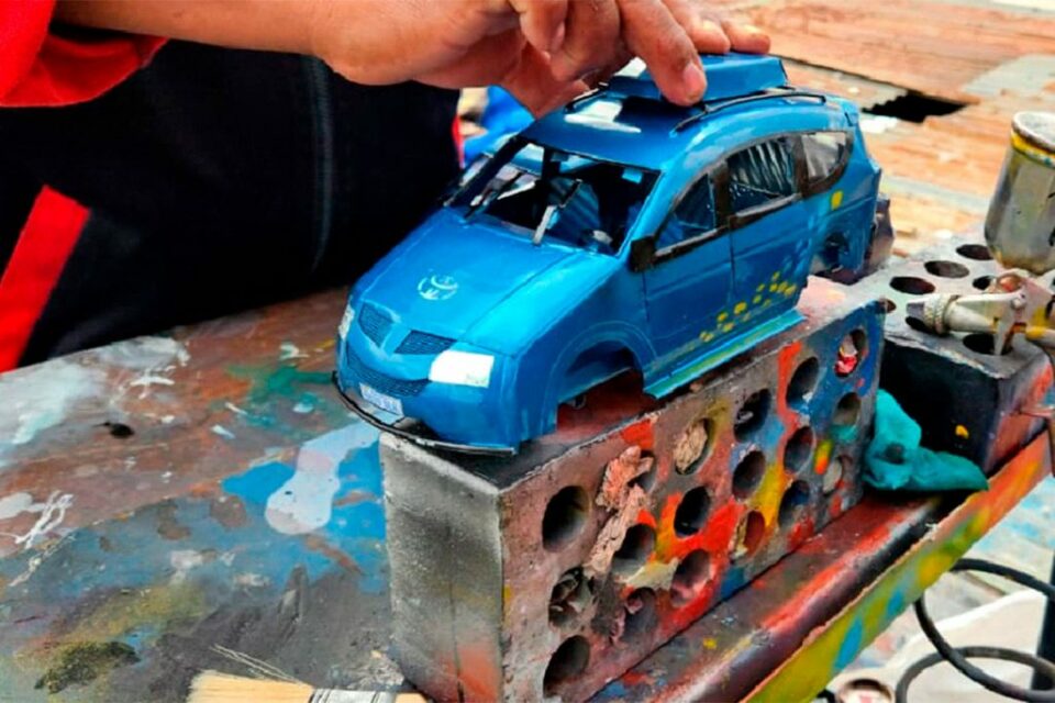 Reclusos de San Pedro realizan miniaturas y artesanías que serán vendidas en la feria de la Alasita