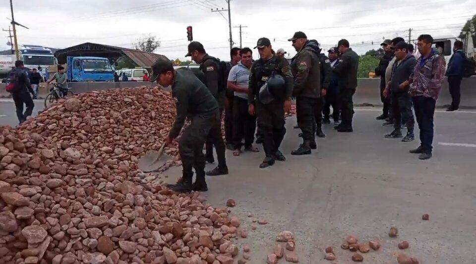 Efectivos policiales logran desbloquear una de las vías entre Vinto y Sipe Sipe
