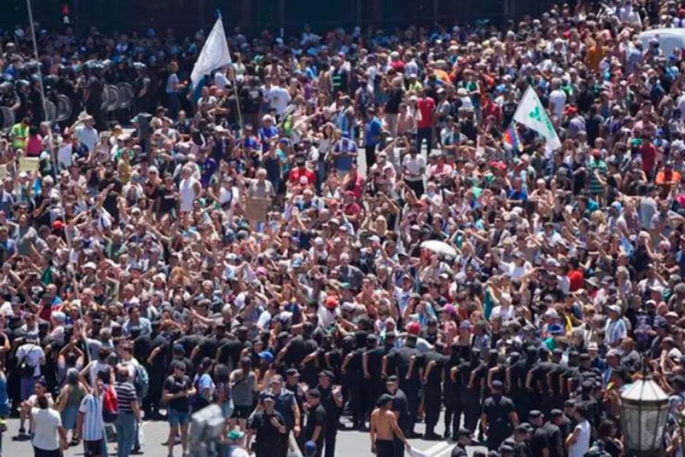 Gobierno de Milei minimiza impacto de la huelga convocada por miles de personas