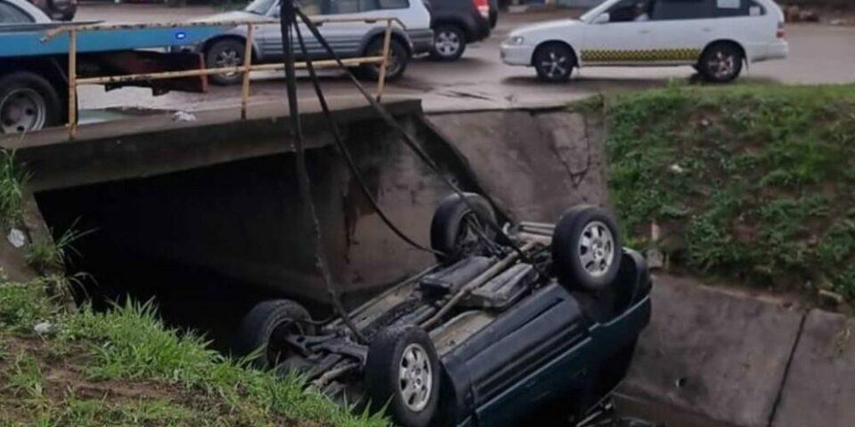 Santa Cruz: Un motorizado cae en un canal de drenaje y sus ocupantes se dieron a la fuga