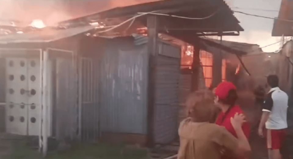 Incendio en el mercado "La Morita" en Santa Cruz, afectó a 50 puestos