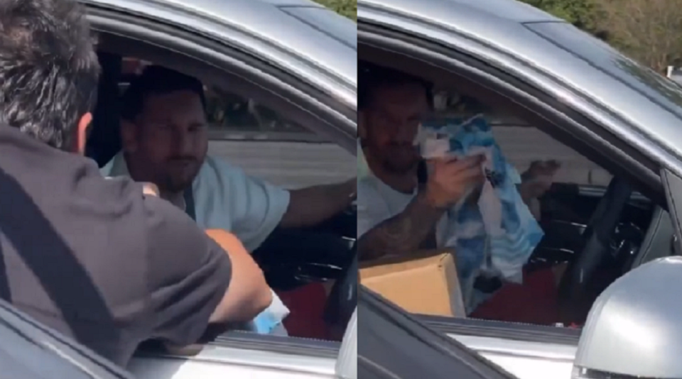 Messi firma la camiseta de un aficionado mientras conducía su auto