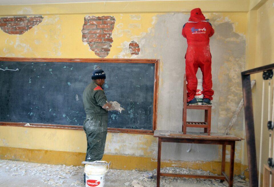 El ministro de Educación, Édgar Pary, instó ayer a los gobiernos municipales de todo el país a garantizar las refacciones en unidades educativas antes del inicio de las actividades escolares. “Solicitamos a nuestros gobiernos municipales, en el marco del artículo 80 de la Ley 070, la intervención a estas infraestructuras que requieren el mantenimiento correspondiente”, dijo la autoridad. El ministro recordó que a la conclusión del año escolar 2023 pidió a las autoridades municipales aprovechar al máximo ese ciclo para reacondicionar las infraestructuras educativas, con el objetivo de no enfrentar problemas como en gestiones pasadas. Reiteró que el 15 de enero comenzarán las inscripciones en todo el territorio nacional y el 5 de febrero las labores educativas, por lo que “el trabajo de refacción debe efectuarse antes de esas fechas”. “Espero que las unidades educativas estén siendo acondicionadas para que nuestros estudiantes el primer día hábil de clases regresen con alegría”, expresó Pary. Desafíos Por mandato del presidente Luis Arce, el Ministerio de Educación emprende nuevos desafíos este año, en el marco de las políticas asumidas desde 2021 para mejorar la calidad educativa, resaltó Pary. Enfatizó en que las iniciativas “surten efectos” y que 2023 constituyó una gestión positiva para la educación en Bolivia, luego de la clausura del año escolar en 2020 por parte del gobierno de facto.