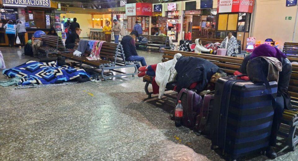 No salen buses, ni se venden pasajes en la Terminal de La Paz a causa de los bloqueos