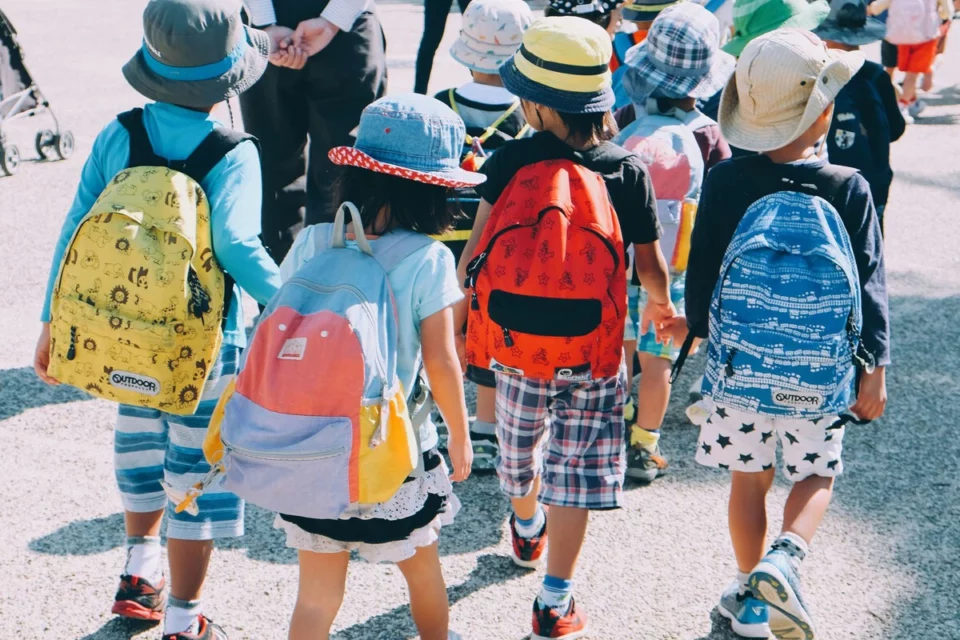 ¿Cómo deben llevar los niños la mochila al ir a la escuela?