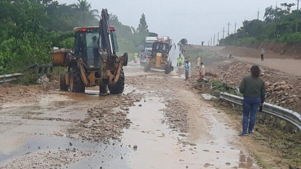 Despliegue de maquinaria pesada para ayudar a más de 250 familias tras la riada que impactó en Arani