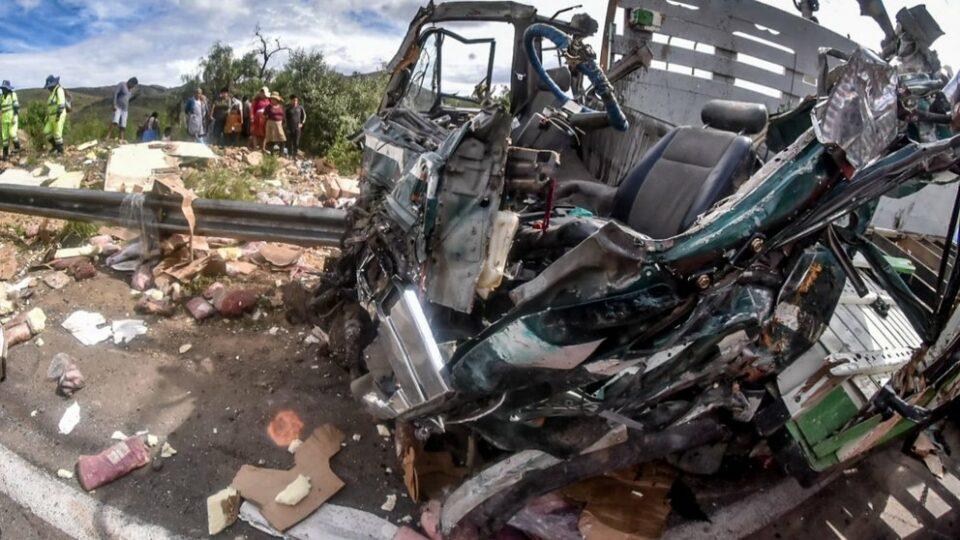Aparatoso accidente en una ruta que une Cochabamba-Santa Cruz deja tres personas fallecidas