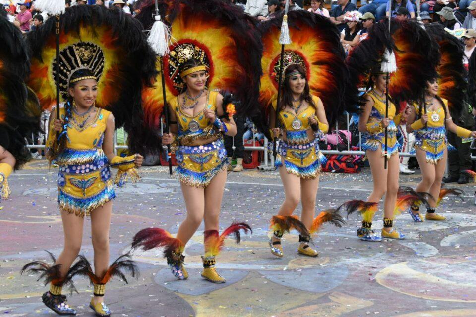 El conjunto folclórico "Tobas Zona Sud" se hace presente en el Carnaval de Oruro con pintorescos trajes