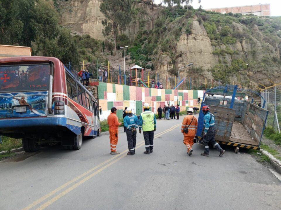 Dos vehículos se estancaron en plena vía pública a causa de un sifonamiento en la zona Pasankeri