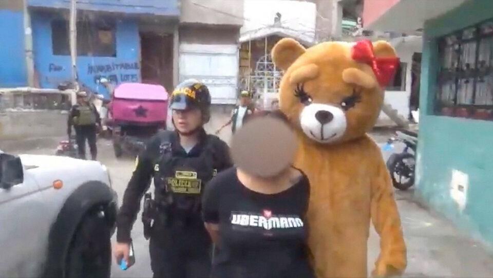 La policía peruana combatió la delincuencia en San Valentín disfrazándose de ositos cariñosos