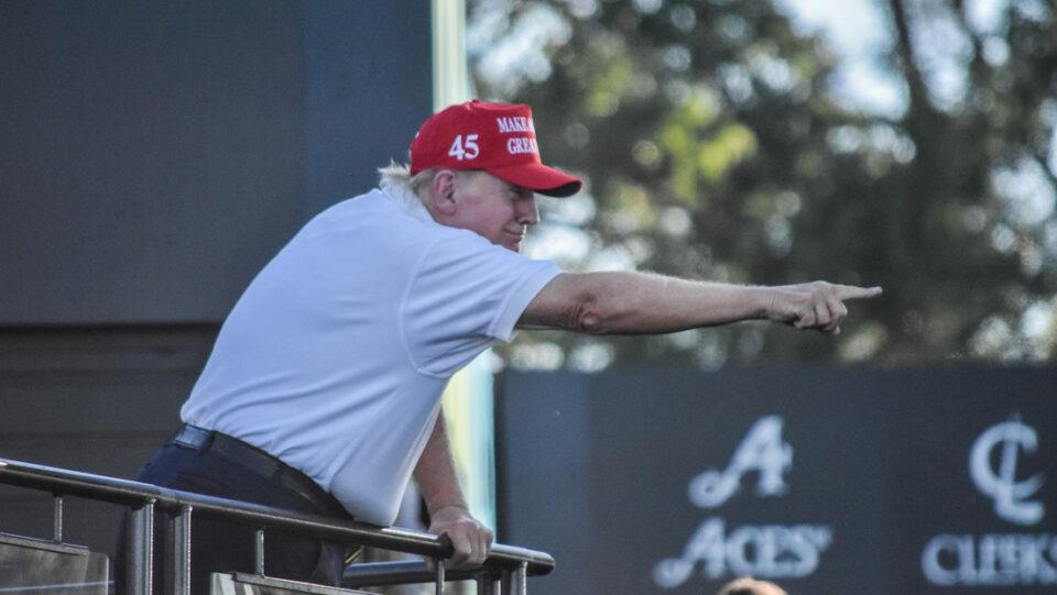 Donald Trump acusa a los medios de comunicación de utilizar IA y hacerlo ver "más gordo"