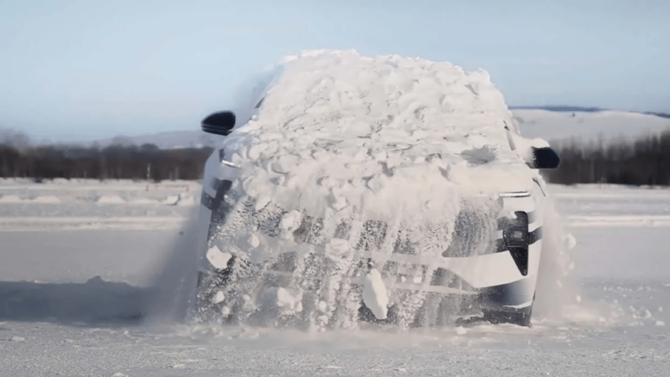 Un auto se deshace de la nieve por sí solo