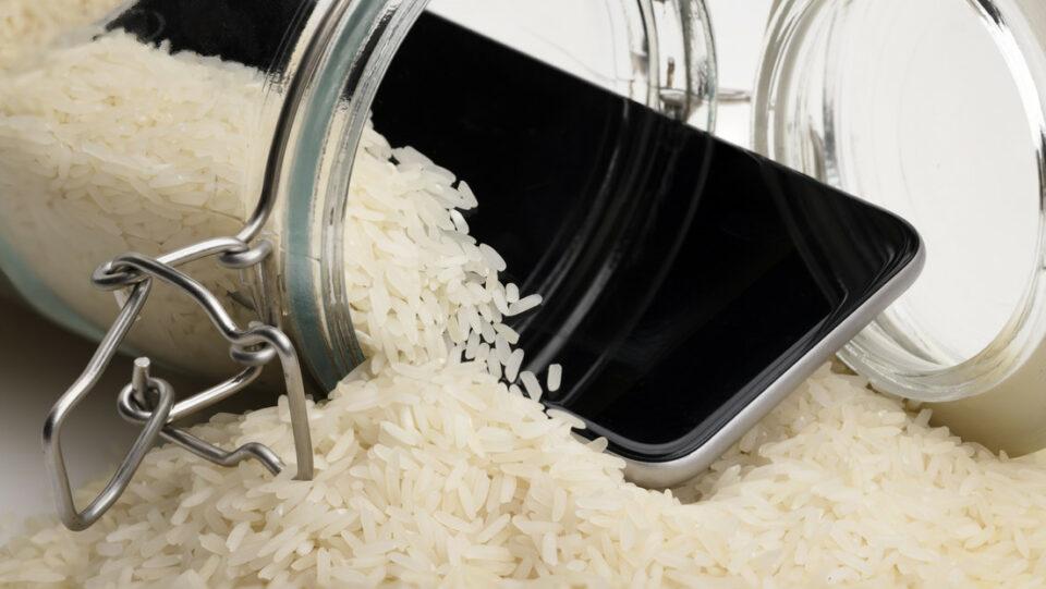 Apple advierte que el arroz no ayuda a sacar el agua de un dispositivo