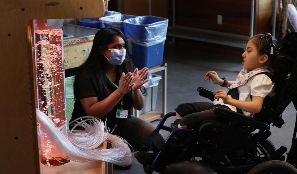 Niños con discapacidades físicas exploran el poder de sus mentes para moverse