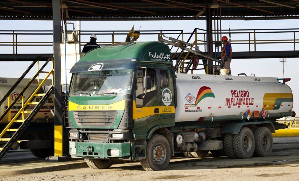 Bloqueadores en el norte de La Paz retienen dos cisternas con 48.000 litros de combustible