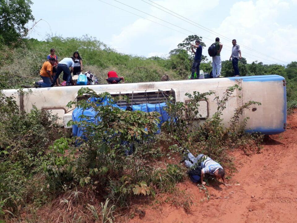 Bus que partió desde Santa Cruz, volcó cerca del municipio de San Matías, se reportaron cinco personas heridas